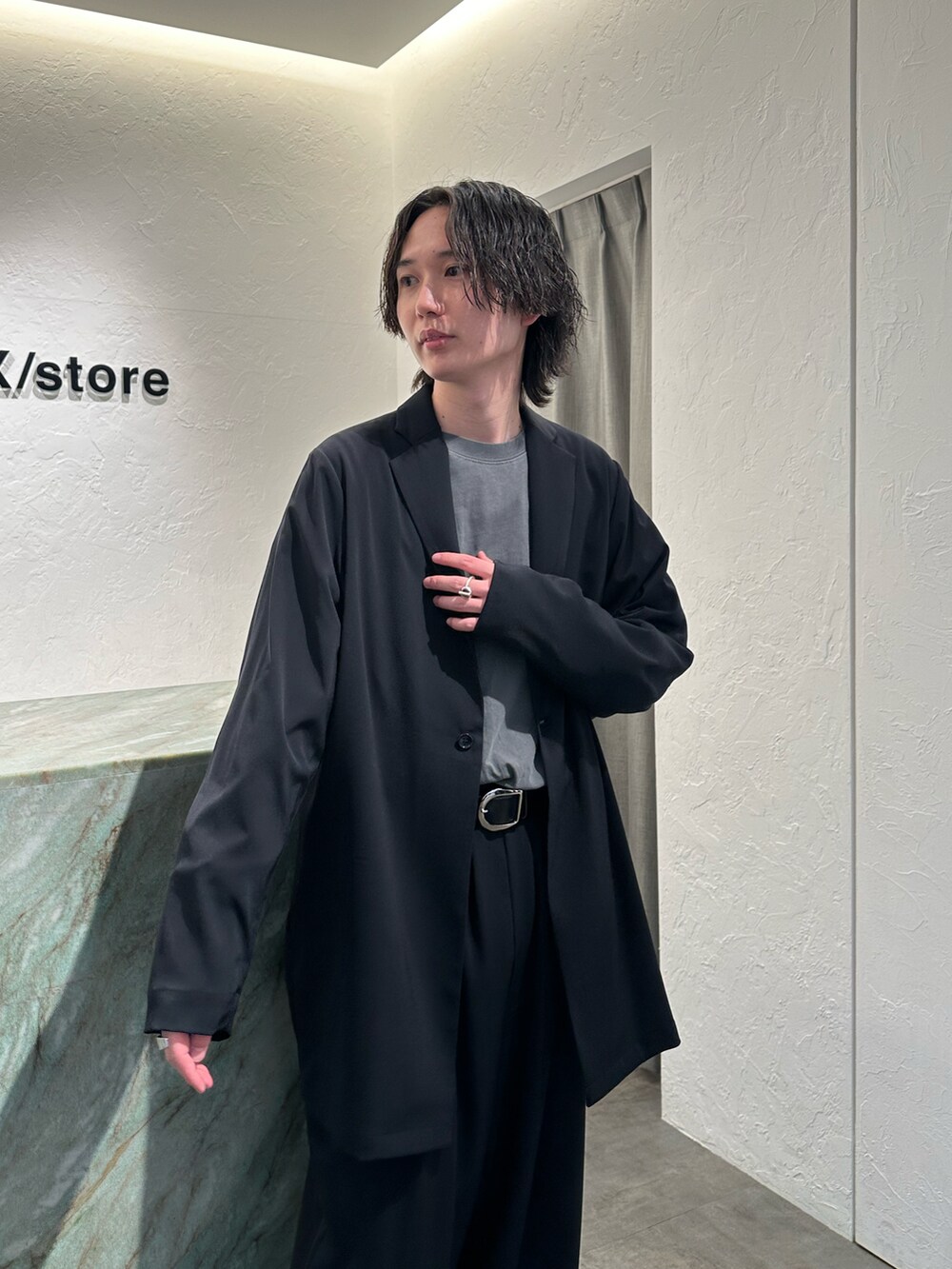 ブラック系のテーラードジャケット、グレー系のTシャツ/カットソー、ブラック系のその他パンツを着用したメンズの春コーディネートの3枚目の写真