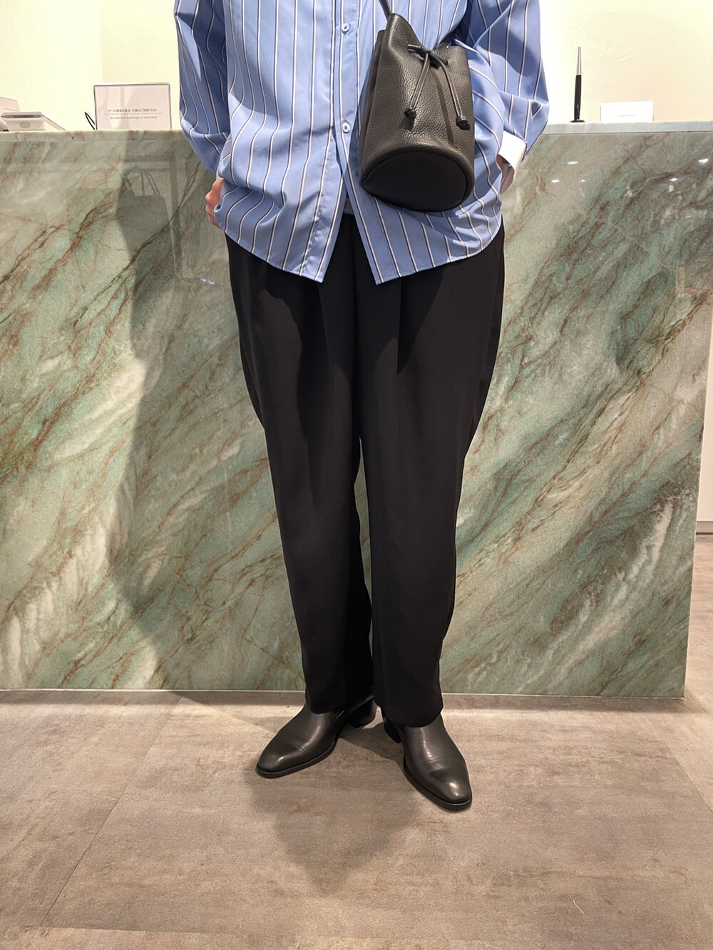 ブルー系のシャツ/ブラウス、ブラック系のショルダーバッグ、ブルー系のスラックスを着用したメンズの秋コーディネートの3枚目の写真