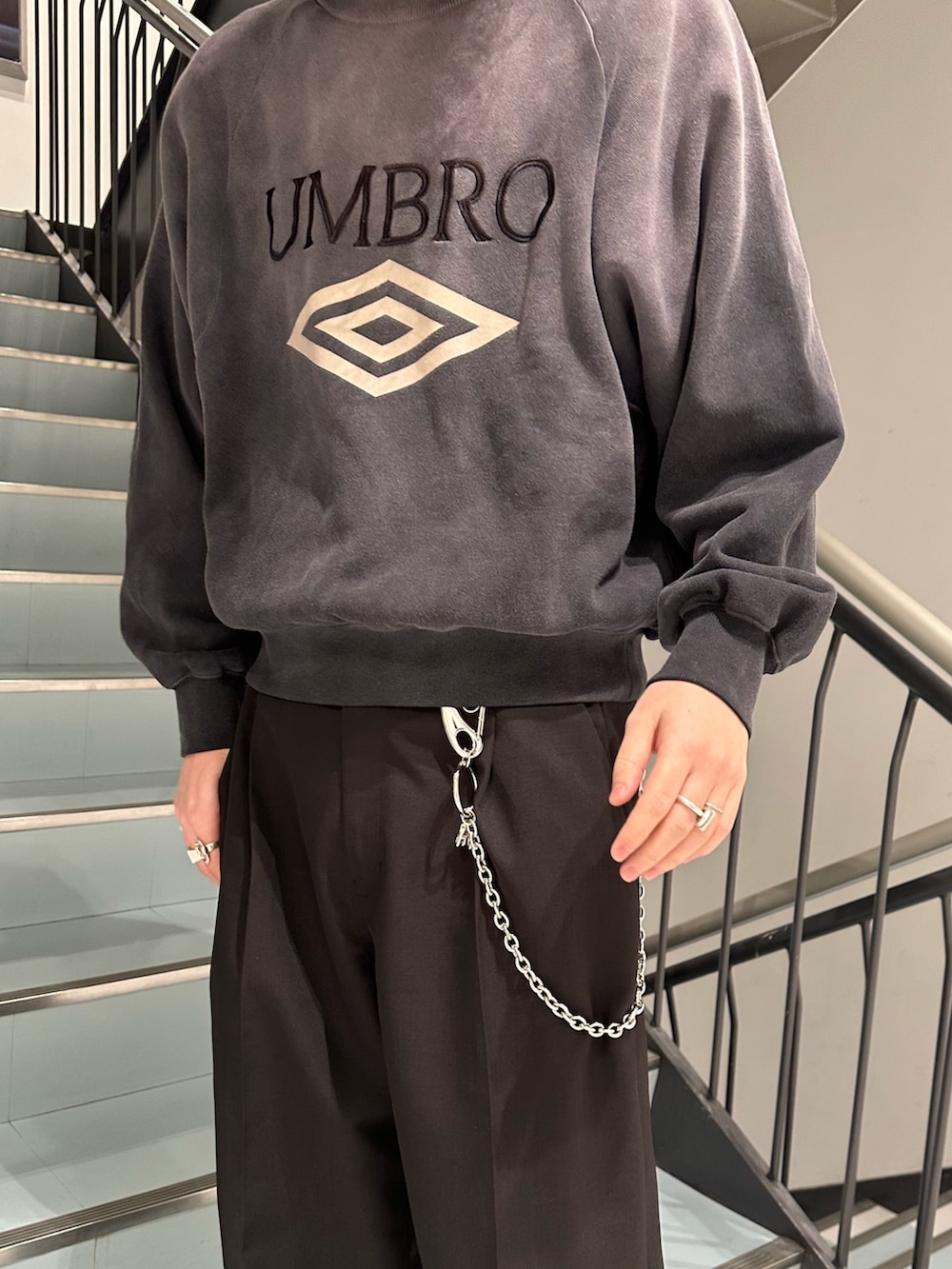 グレー系のスウェット、ブラック系のその他パンツ、シルバー系の財布/小物を着用したメンズの冬コーディネートの3枚目の写真