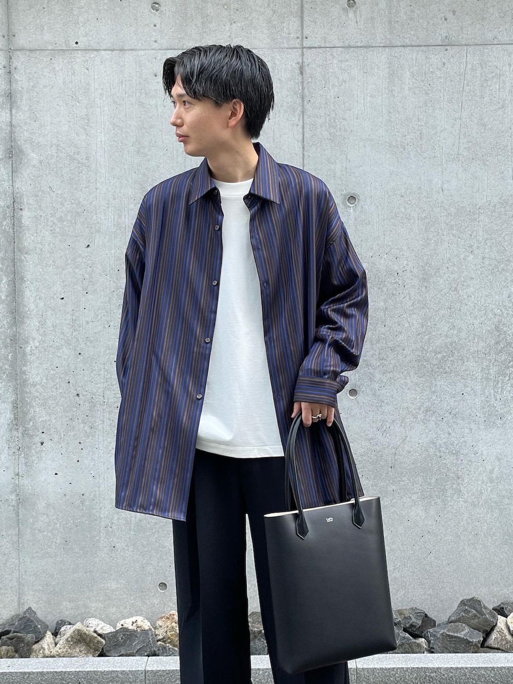 ブルー系のシャツ/ブラウス、ホワイト系のTシャツ/カットソー、ブラック系のスラックスを着用したメンズの夏コーディネートの2枚目の写真