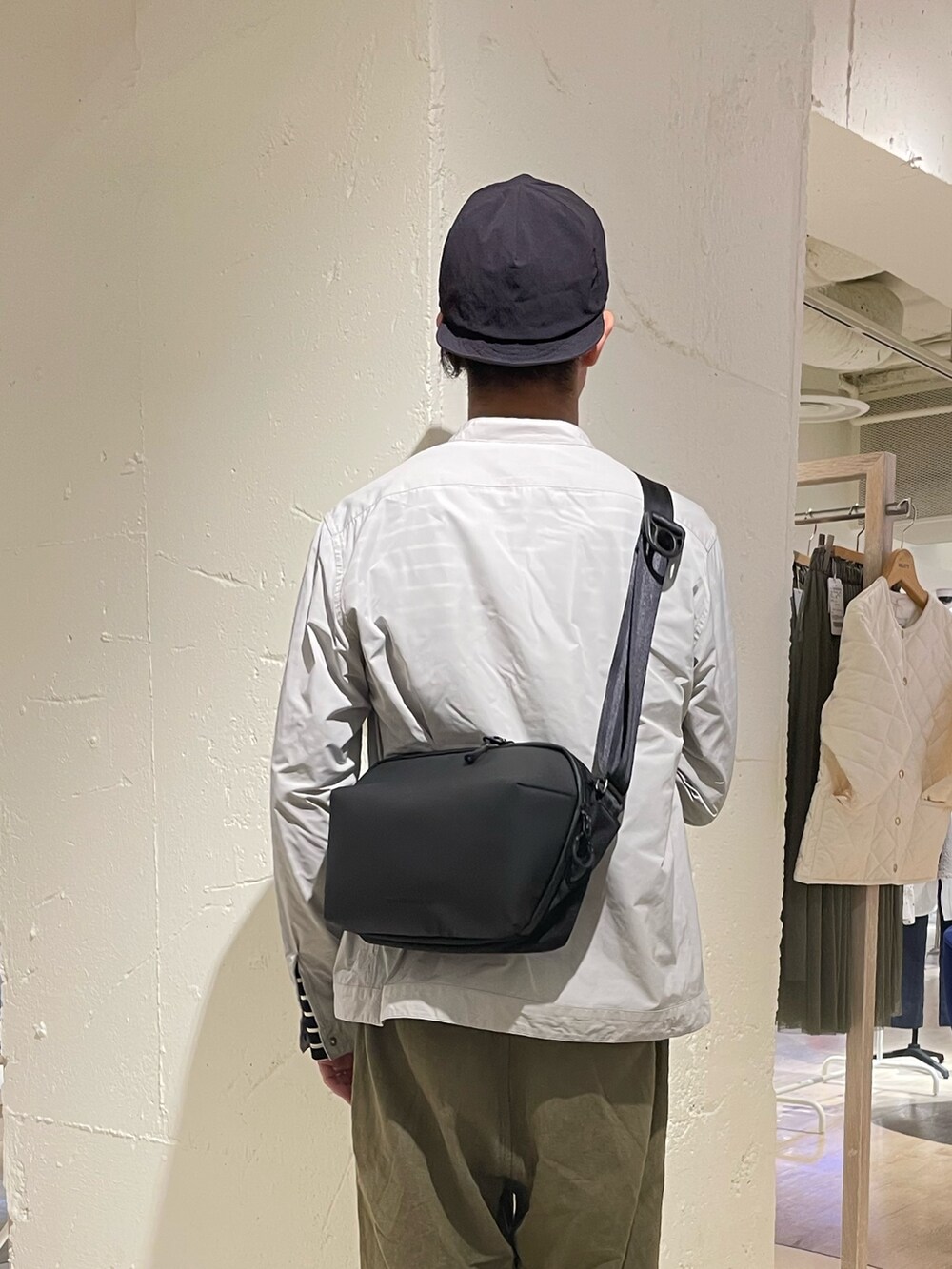 ブラック系のショルダーバッグ、グレー系のシャツ/ブラウスを着用したメンズの秋コーディネートの2枚目の写真