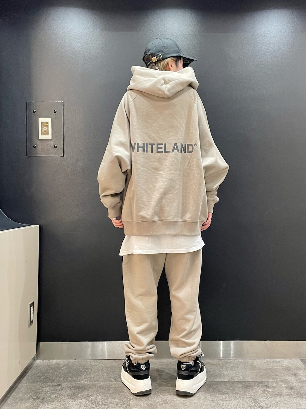 「スウェットパンツ、セットアップ、パーカー、LHP、ゆるコーデ、KaneZ、韓国ファッション、WHITELAND BLACKBURN、LHPWOMEN、whiteland」｜「KaneZのKaneZ/ケインズ/KZ MESH CAPM.T LOGO CAP（キャップ、ブラック系）」を使った、Hikaru Shimizuさん（レディース・165cm）の春コーディネートの2枚目の写真
