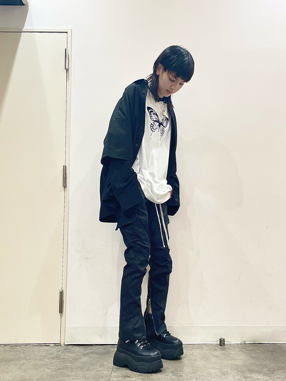 「ブラック、秋のコーデ、LHP、オーバーサイズ、Danke schon、キレイめコーデ、秋冬コーデ、chica、LHPWOMEN、naked Wolfe」｜「ChicaのChica/チカ/バタフライプリントTシャツ（Tシャツ/カットソー、ホワイト系）」を使った、Hikaru Shimizuさん（レディース・165cm）の秋コーディネートの2枚目の写真