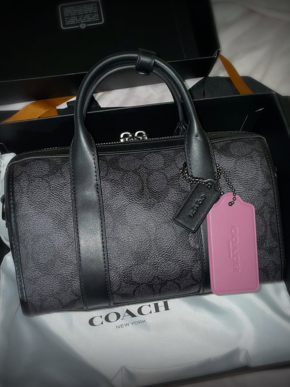 「gothamduffle24、coach」｜「COACHのアイテム（ボストンバッグ、ブラック系）」を使った、🇯🇵 瑛士 🇸🇬さん（メンズ・170cm）の秋コーディネートの3枚目の写真