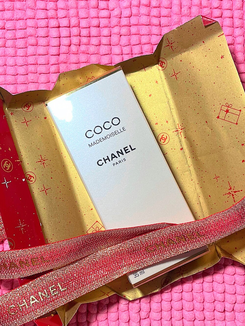 「chanel」｜「CHANELのアイテム（フレグランスミスト、ブラック系）」を使った、🇯🇵 瑛士 🇸🇬さん（メンズ・170cm）の冬コーディネートの3枚目の写真