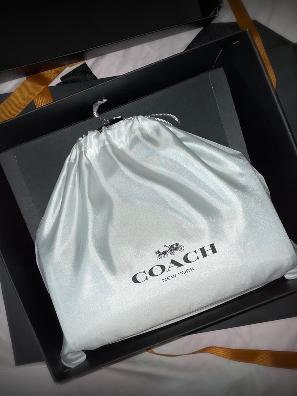 「gothamduffle24、coach」｜「COACHのアイテム（ボストンバッグ、ブラック系）」を使った、🇯🇵 瑛士 🇸🇬さん（メンズ・170cm）の秋コーディネートの2枚目の写真