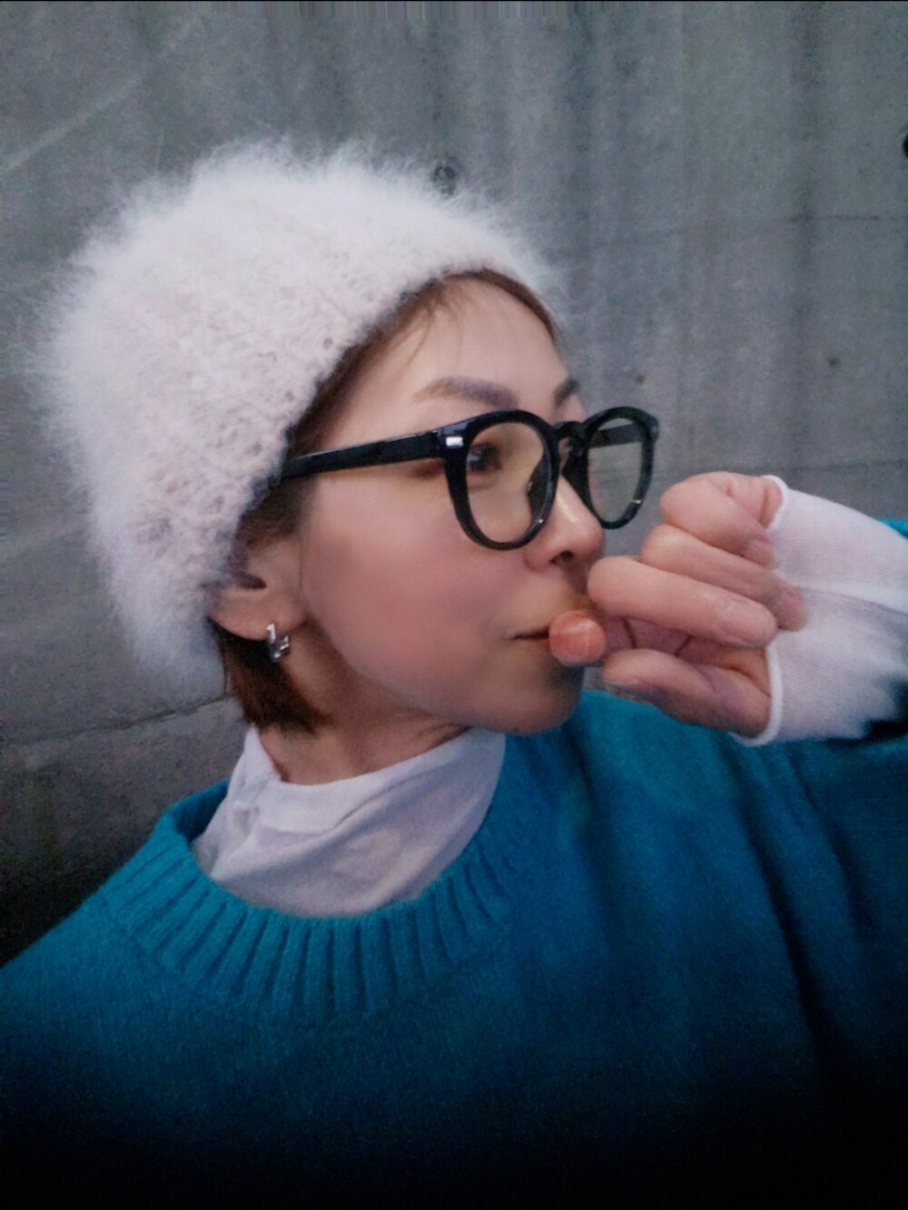 ブルー系のニット/セーター、ブルー系のデニムパンツ、ピンク系のスニーカーを着用したレディースの冬コーディネートの2枚目の写真