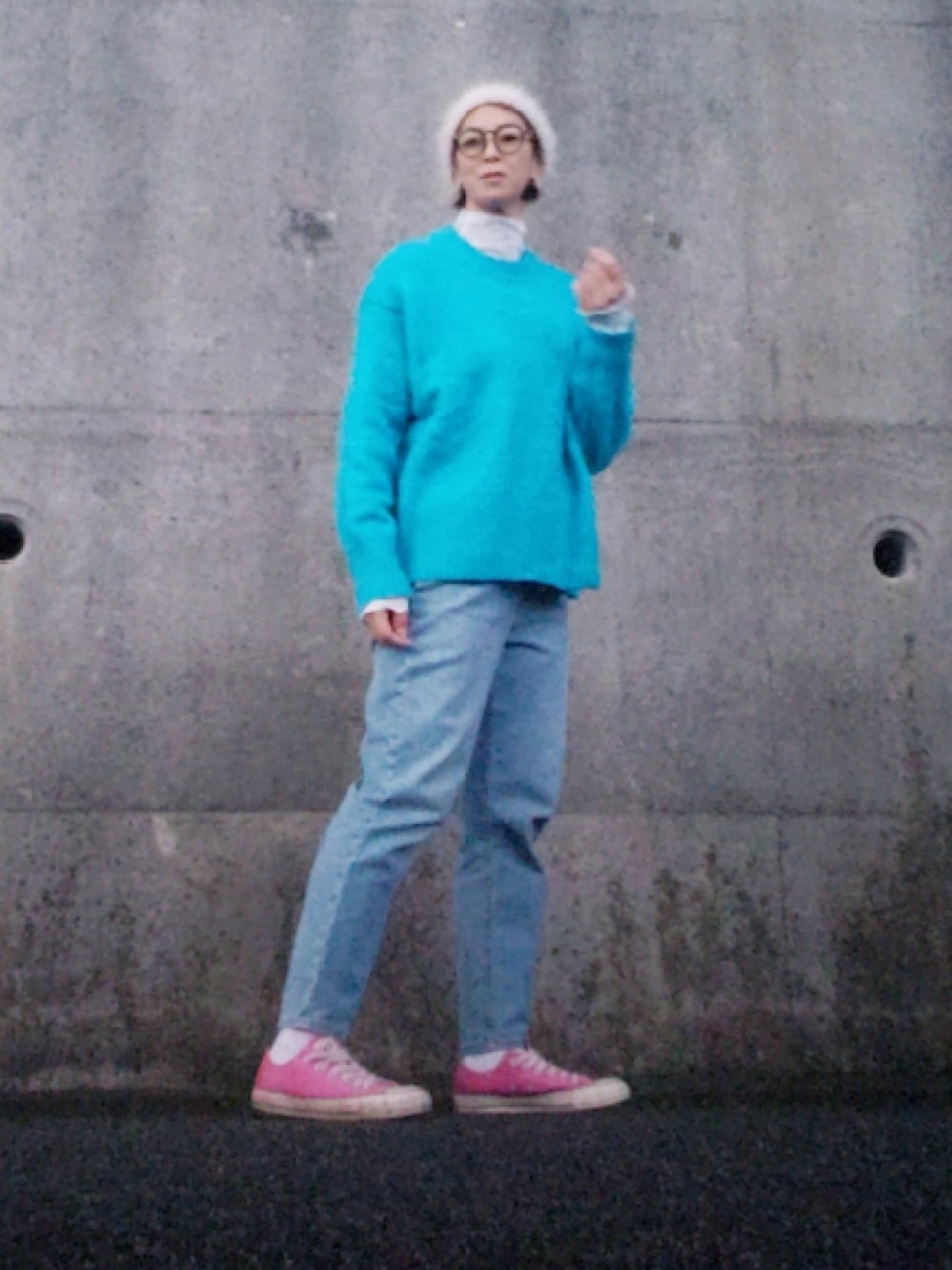 ブルー系のニット/セーター、ブルー系のデニムパンツ、ピンク系のスニーカーを着用したレディースの冬コーディネートの3枚目の写真