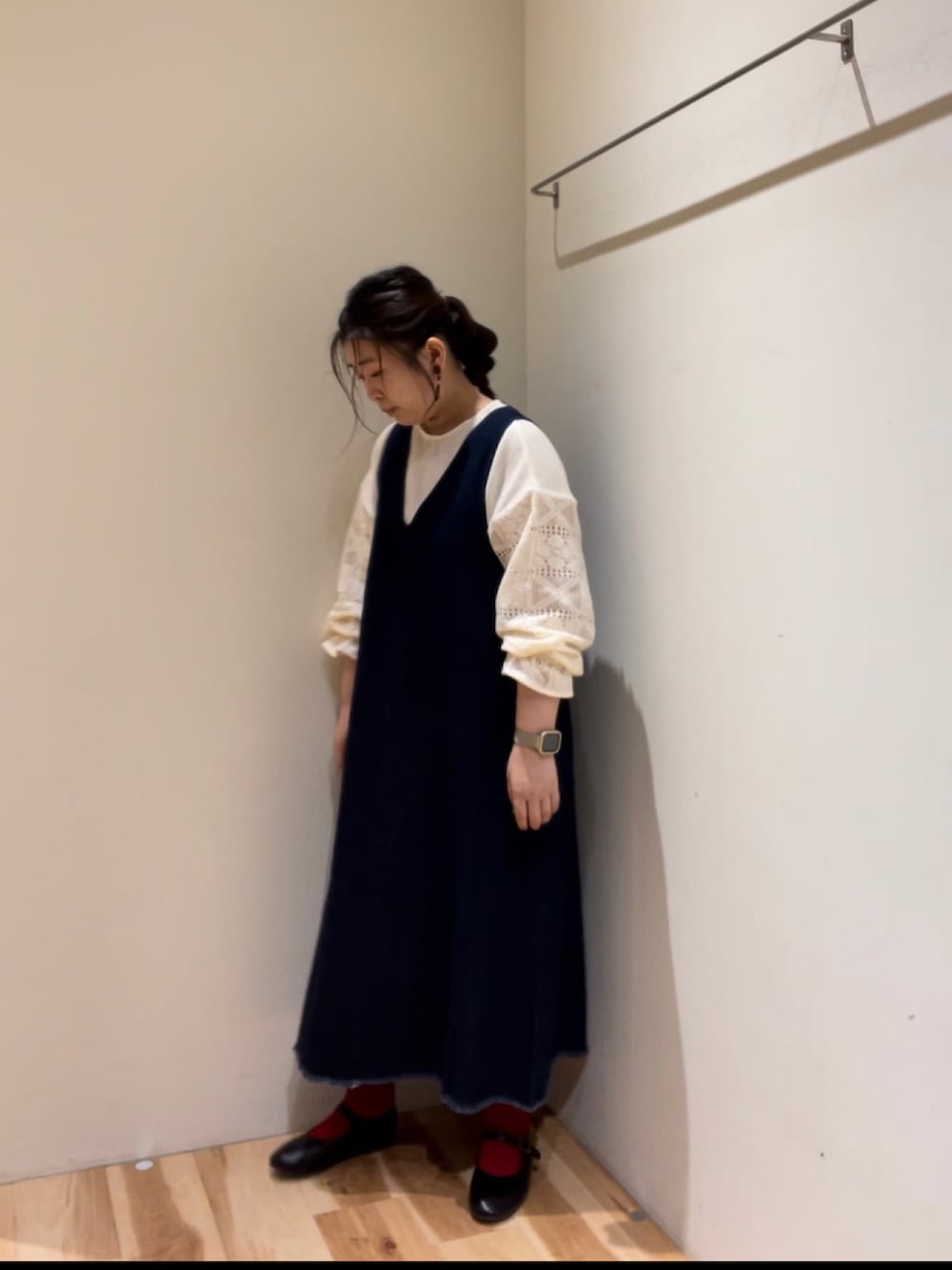「休日コーデ、大人カジュアル、シンプルスタイル、くつした、ナチュラル、サマンサ モスモス(Samansa Mos2)、秋コーデ」｜「Samansa Mos2の前後着デニムジャンパースカート（ワンピース、ブルー系）」を使った、YUZUKAさん（レディース・157cm）の夏コーディネートの2枚目の写真