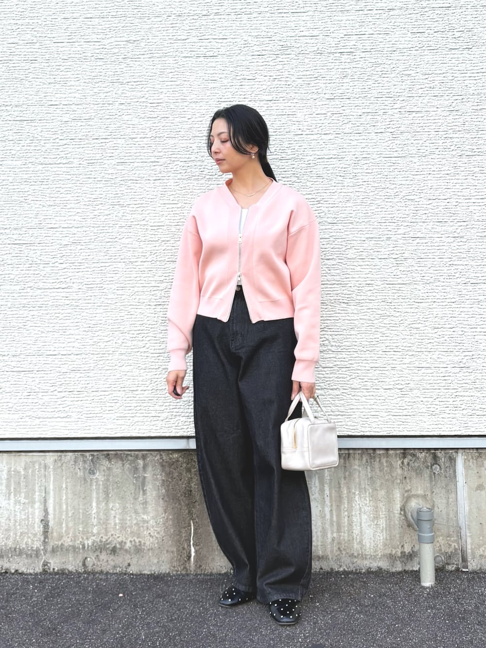 ピンク系のカーディガン/ボレロ、ブラック系のデニムパンツ、ホワイト系のタンクトップを着用したレディースの冬コーディネートの5枚目の写真