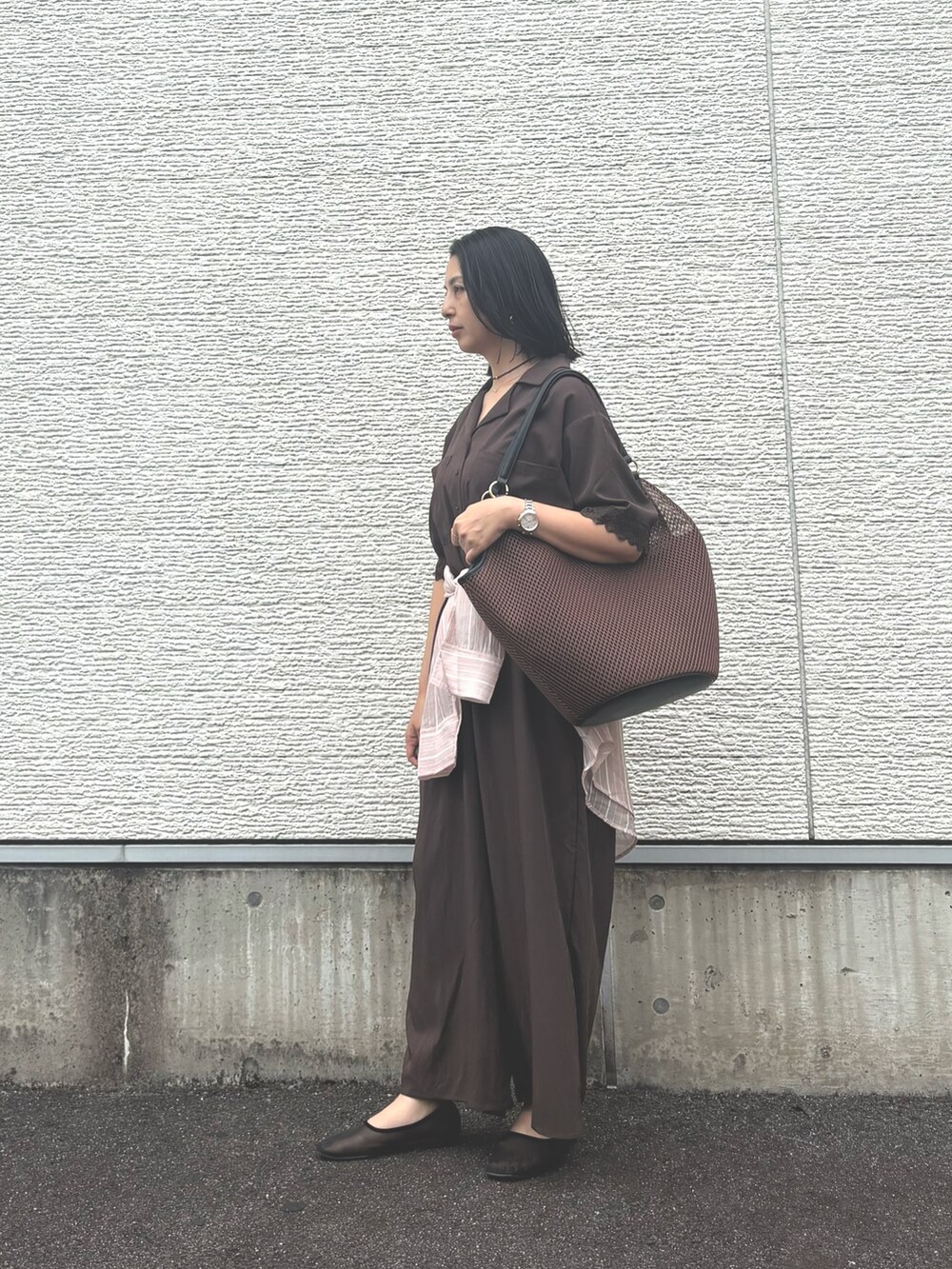 ブラウン系のその他パンツ、ピンク系のシャツ/ブラウス、ブラウン系のトートバッグを着用したレディースの秋コーディネートの2枚目の写真