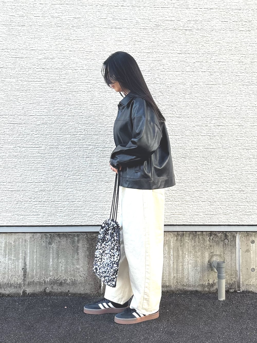 ブラック系のその他アウター、ホワイト系のその他パンツ、シルバー系のトートバッグを着用したレディースの冬コーディネートの4枚目の写真