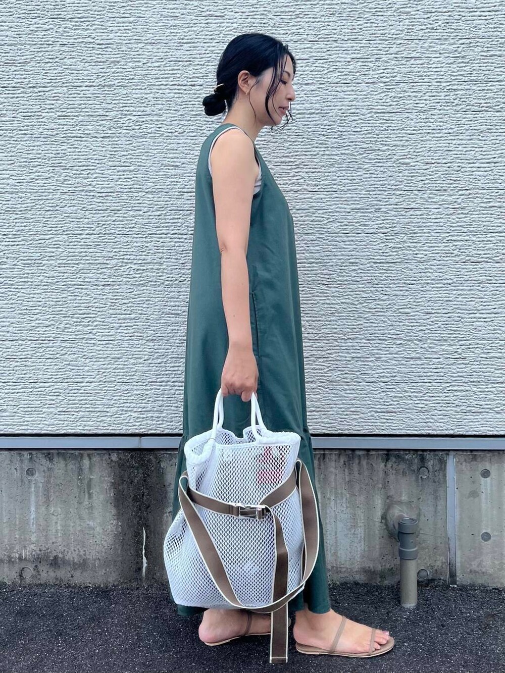 ホワイト系のトートバッグ、グリーン系のワンピースを着用したレディースの夏コーディネートの2枚目の写真