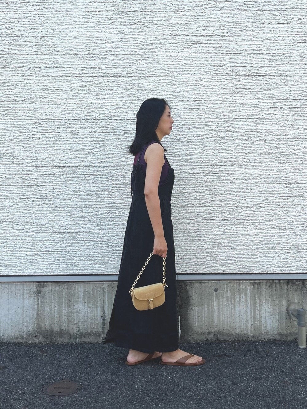 レッド系のタンクトップ、ブラック系のワンピース、ベージュ系のショルダーバッグを着用したレディースの夏コーディネートの3枚目の写真
