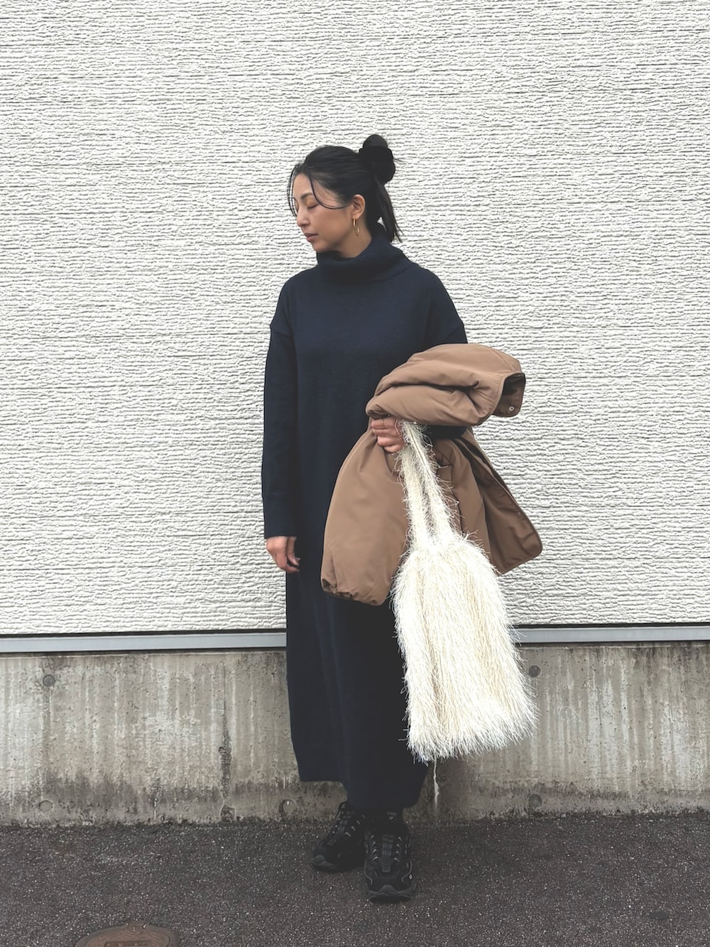 ブルー系のワンピース、イエロー系のダウンジャケット/コート、ホワイト系のトートバッグを着用したレディースの冬コーディネートの4枚目の写真