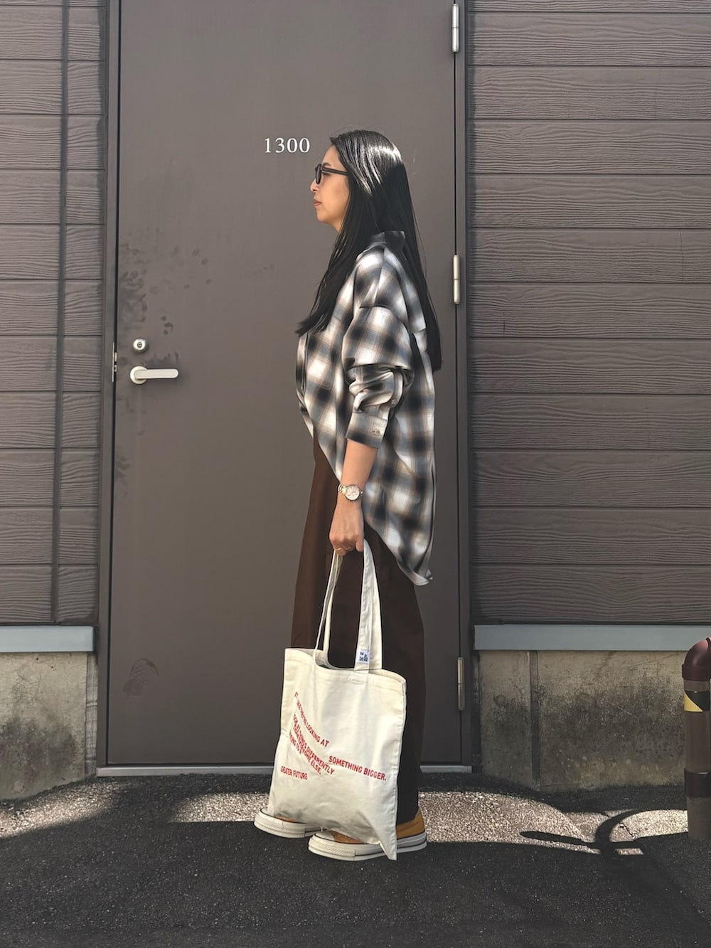 ブラック系のシャツ/ブラウス、ホワイト系のTシャツ/カットソー、ブラウン系のその他パンツを着用したレディースの春コーディネートの3枚目の写真