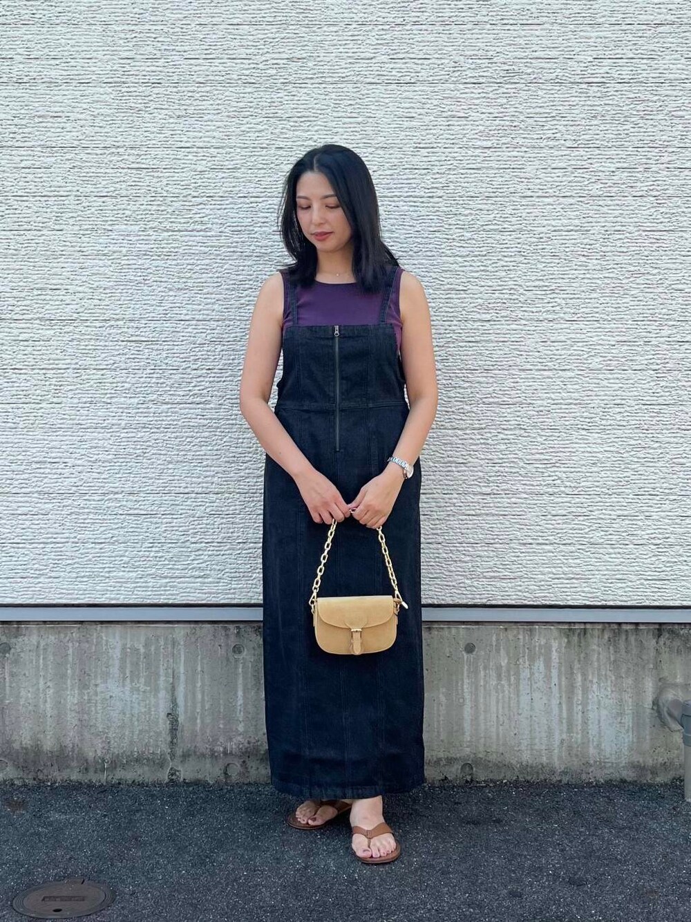 ベージュ系のショルダーバッグ、レッド系のタンクトップ、ブラック系のワンピースを着用したレディースの夏コーディネートの3枚目の写真