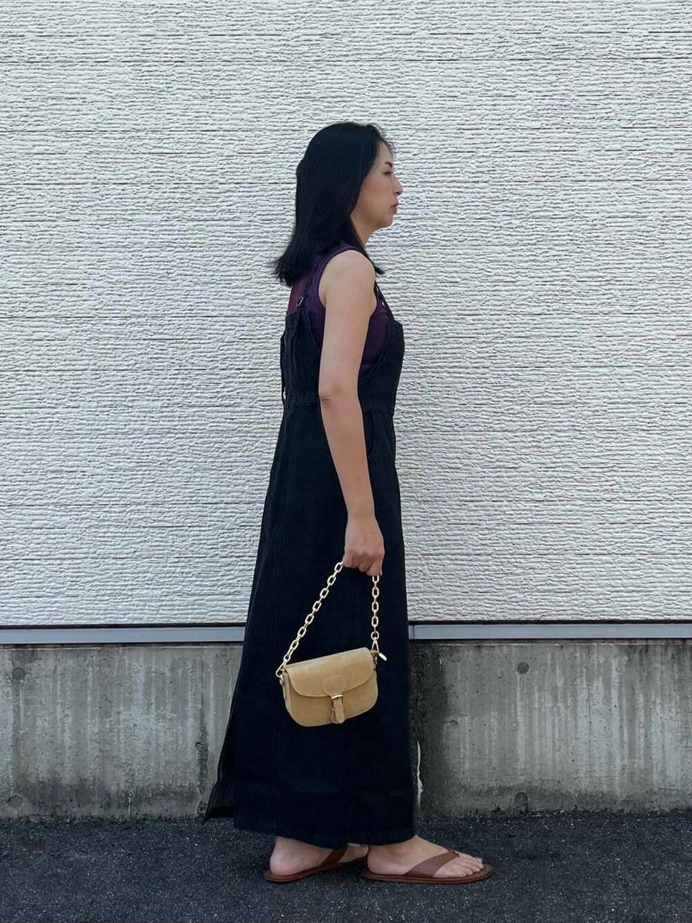 ベージュ系のショルダーバッグ、レッド系のタンクトップ、ブラック系のワンピースを着用したレディースの夏コーディネートの2枚目の写真