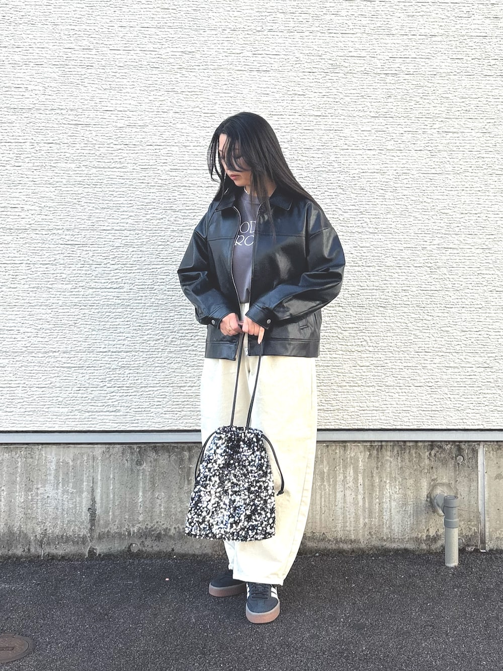 ブラック系のその他アウター、ホワイト系のその他パンツ、シルバー系のトートバッグを着用したレディースの冬コーディネートの5枚目の写真