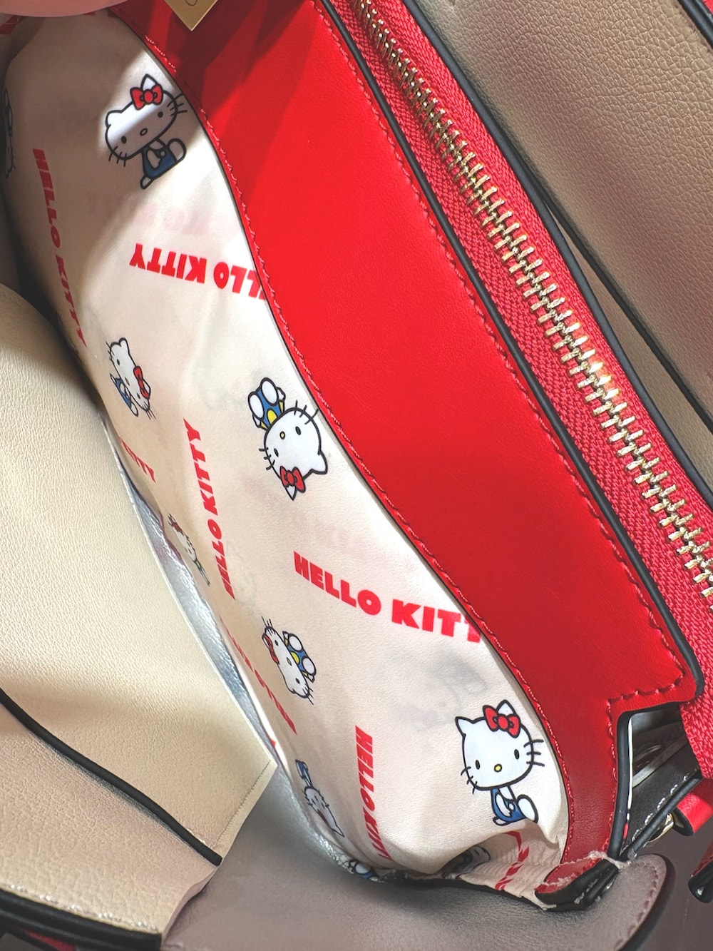 ホワイト系のニット/セーター、ブラウン系のその他アウター、ブルー系のデニムパンツを着用したレディースの冬コーディネートの5枚目の写真