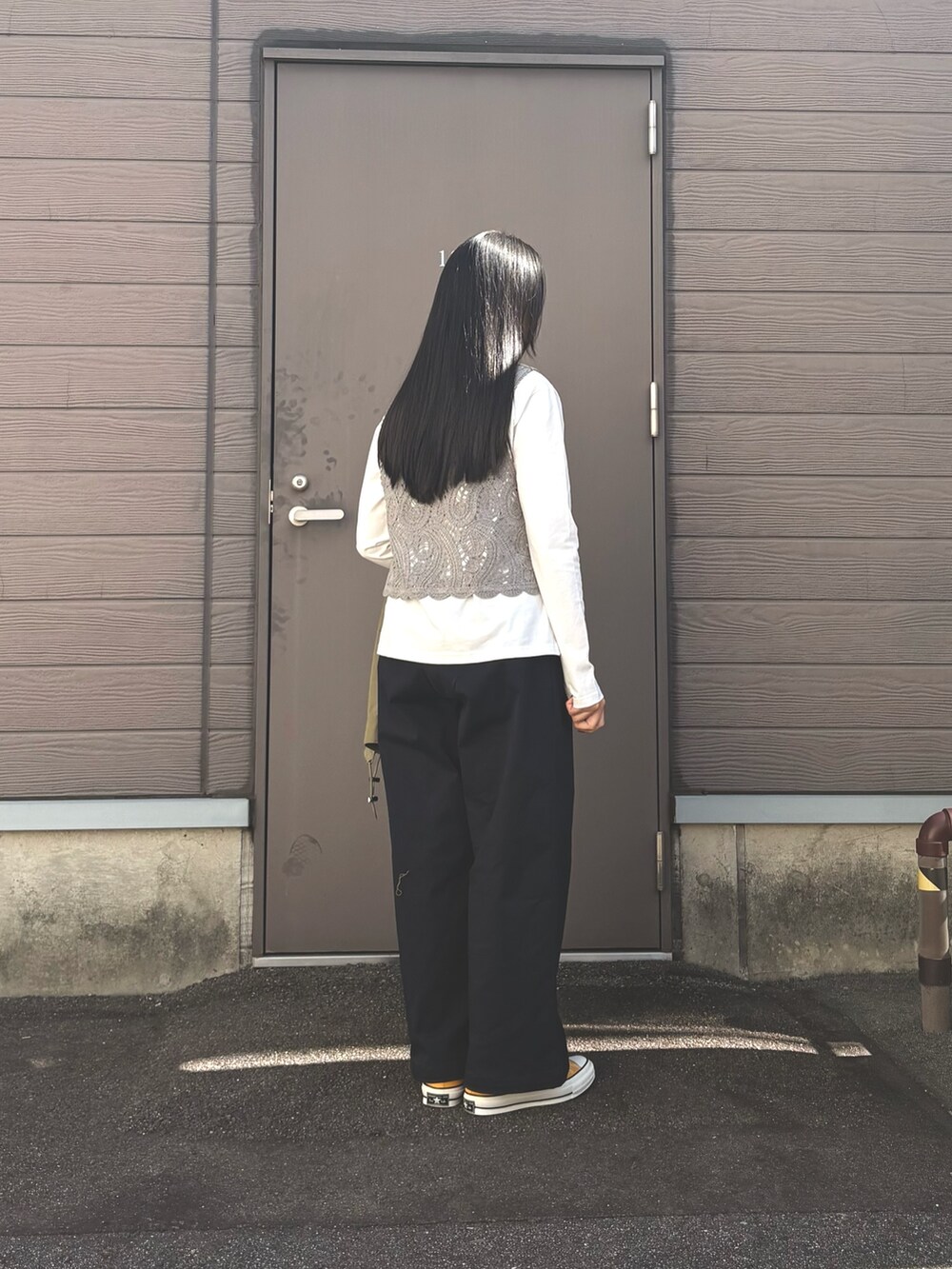 グレー系のTシャツ/カットソー、グリーン系のモッズコート、ブルー系のその他パンツを着用したレディースの春コーディネートの5枚目の写真
