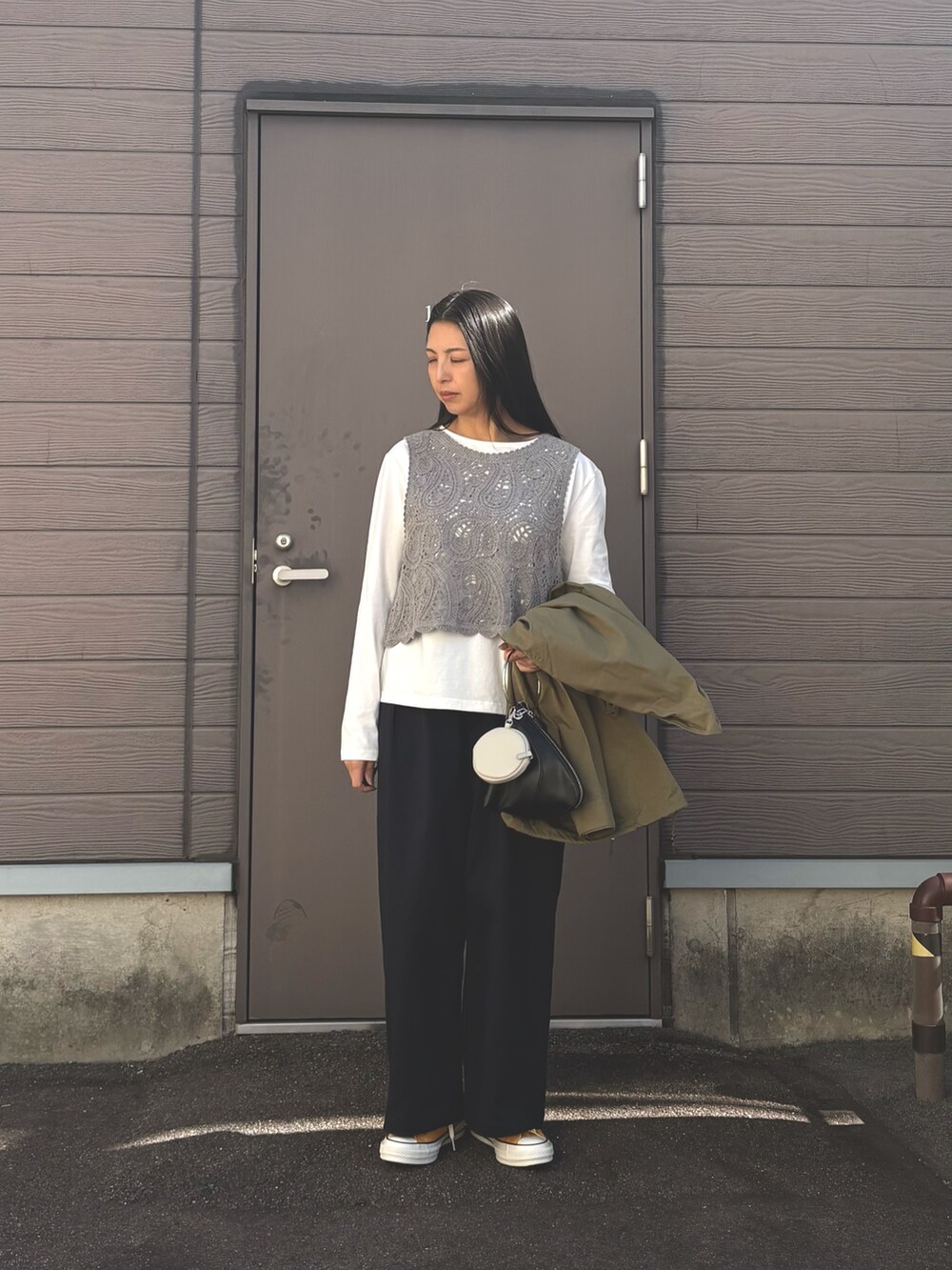 グレー系のTシャツ/カットソー、グリーン系のモッズコート、ブルー系のその他パンツを着用したレディースの春コーディネートの6枚目の写真