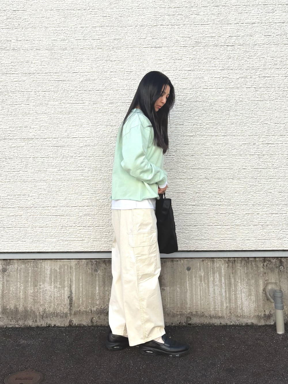 グリーン系のスウェット、ホワイト系のTシャツ/カットソー、ホワイト系のその他パンツを着用したレディースの春コーディネートの3枚目の写真