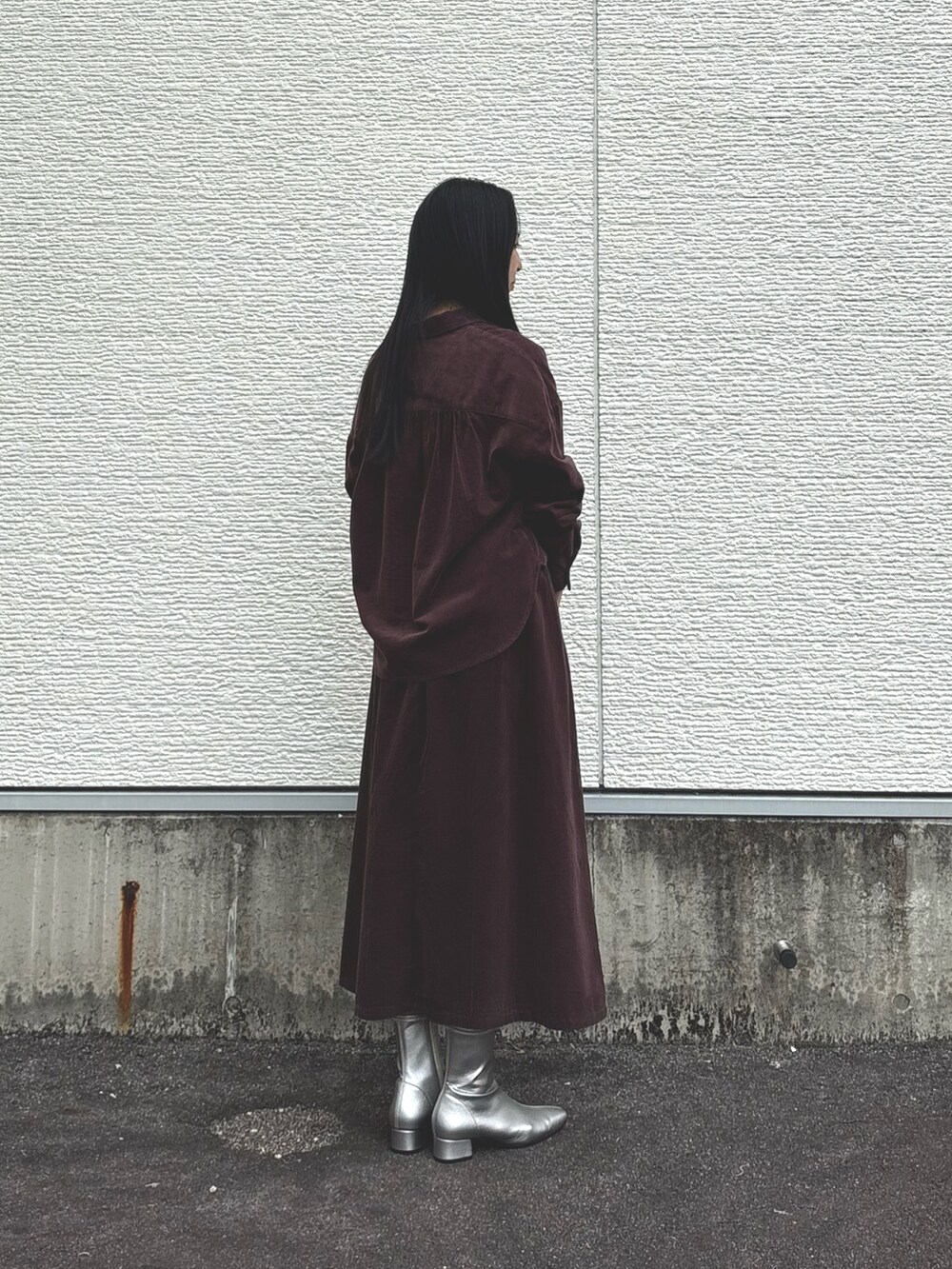ブラウン系のシャツ/ブラウス、ブラウン系のスカート、グレー系のハンドバッグを着用したレディースの秋コーディネートの2枚目の写真
