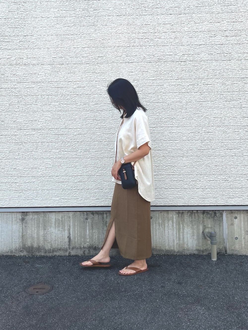 ベージュ系のシャツ/ブラウス、ブラック系のショルダーバッグ、イエロー系のスカートを着用したレディースの夏コーディネートの2枚目の写真