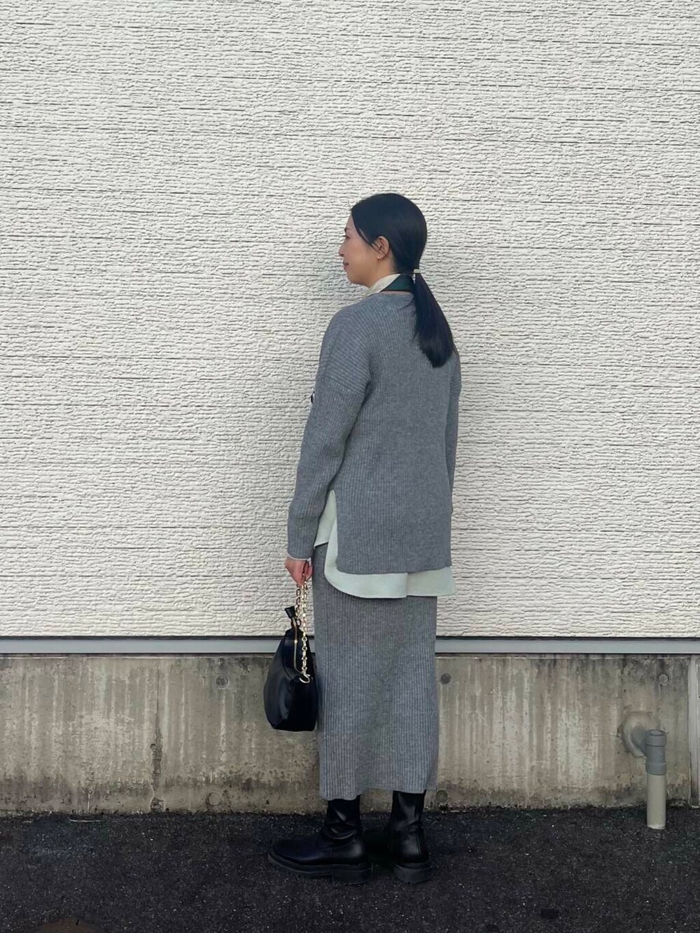 グレー系のワンピース、ブラック系のショルダーバッグ、グリーン系のシャツ/ブラウスを着用したレディースの冬コーディネートの4枚目の写真