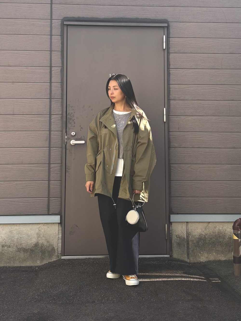 グレー系のTシャツ/カットソー、グリーン系のモッズコート、ブルー系のその他パンツを着用したレディースの春コーディネートの3枚目の写真