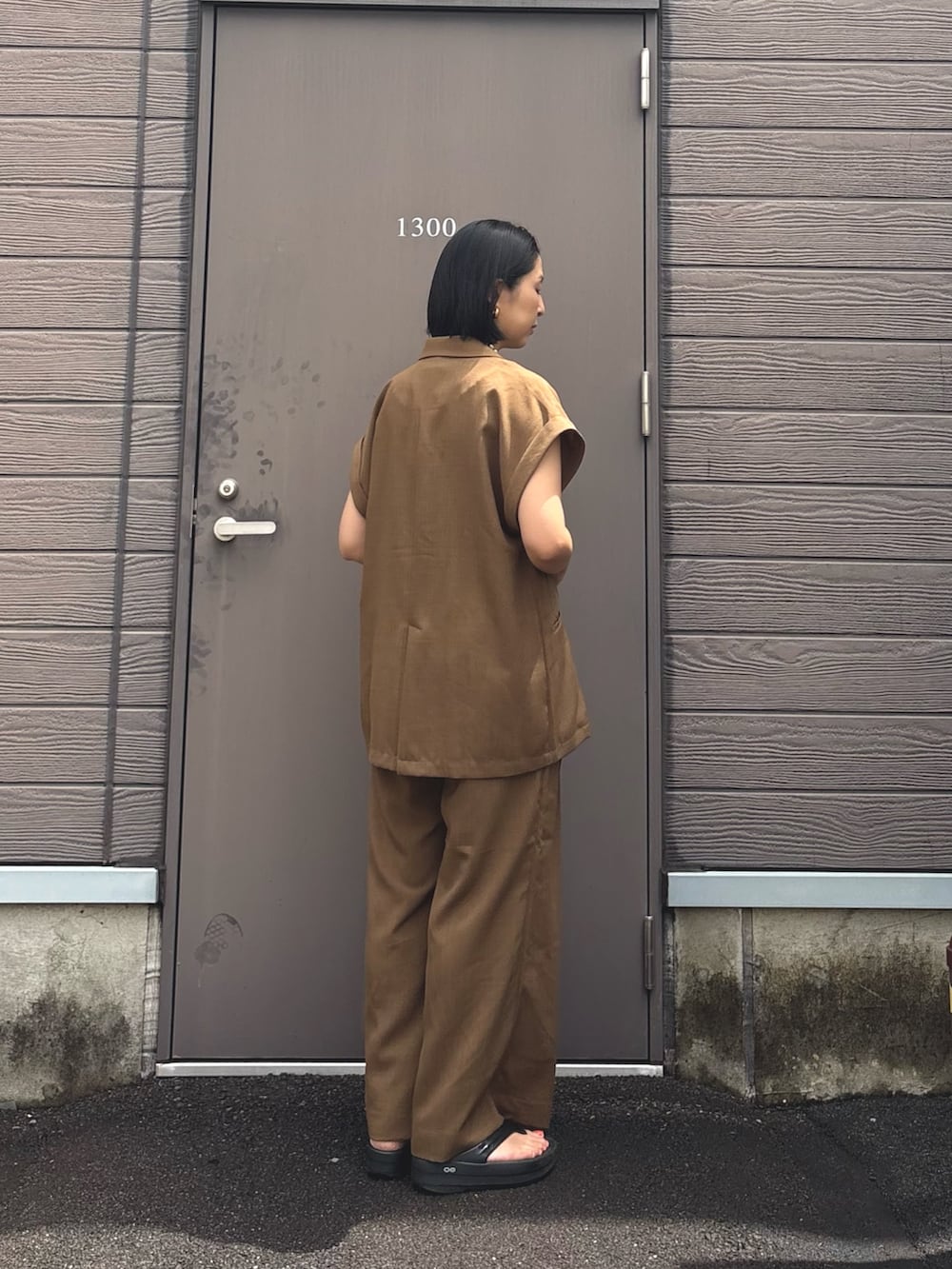 ホワイト系のタンクトップ、ブラウン系のその他アウター、ブラウン系のその他パンツを着用したレディースの夏コーディネートの2枚目の写真