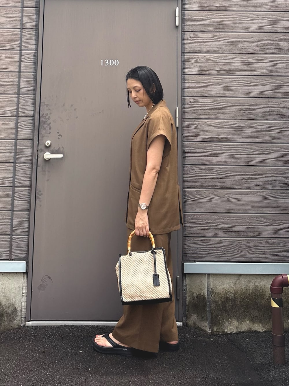ホワイト系のタンクトップ、ブラウン系のその他アウター、ブラウン系のその他パンツを着用したレディースの夏コーディネートの3枚目の写真