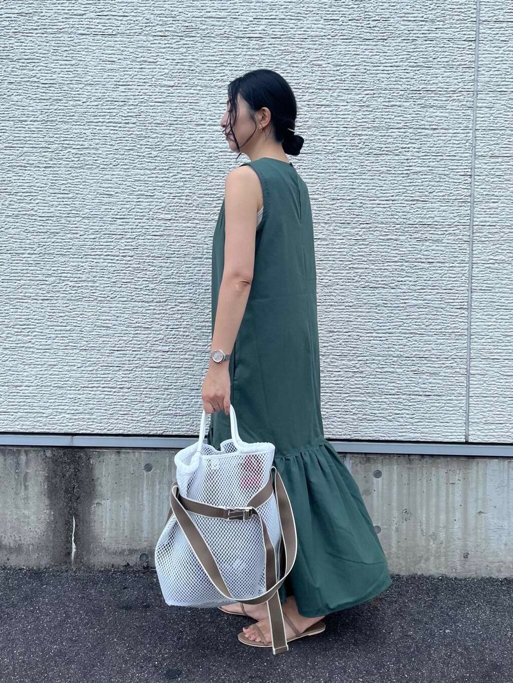 ホワイト系のトートバッグ、グリーン系のワンピースを着用したレディースの夏コーディネートの3枚目の写真