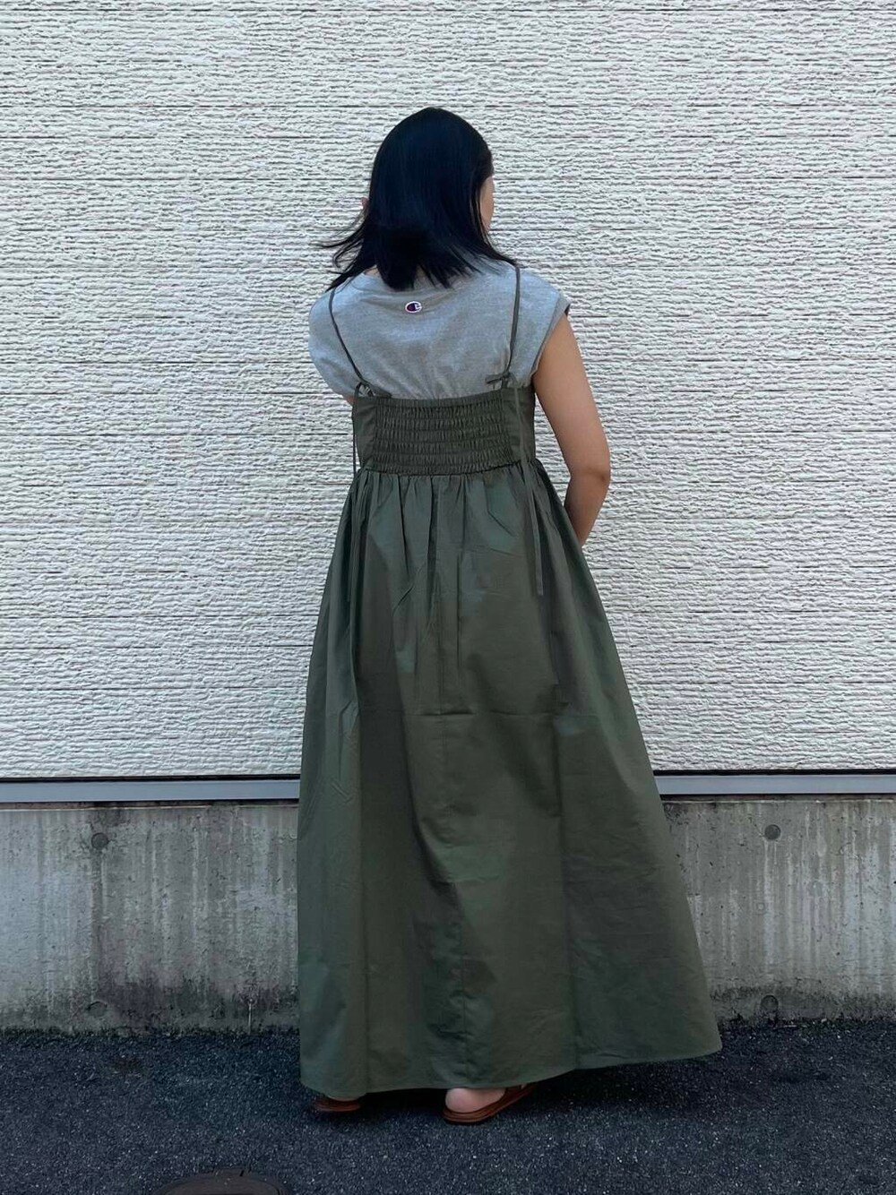 ホワイト系のハンドバッグ、グレー系のTシャツ/カットソー、グリーン系のワンピースを着用したレディースの夏コーディネートの4枚目の写真