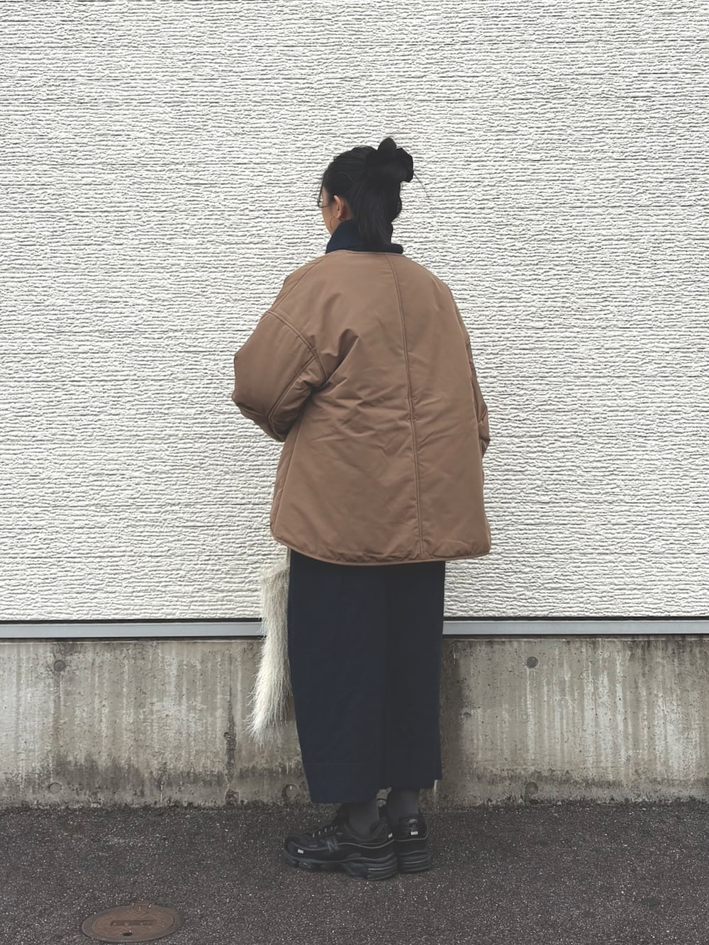 ブルー系のワンピース、イエロー系のダウンジャケット/コート、ホワイト系のトートバッグを着用したレディースの冬コーディネートの3枚目の写真