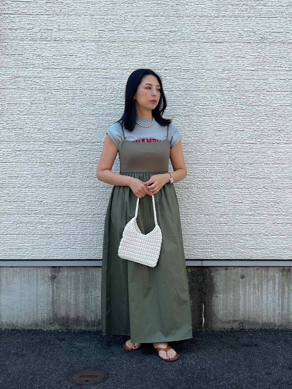 ホワイト系のハンドバッグ、グレー系のTシャツ/カットソー、グリーン系のワンピースを着用したレディースの夏コーディネートの5枚目の写真