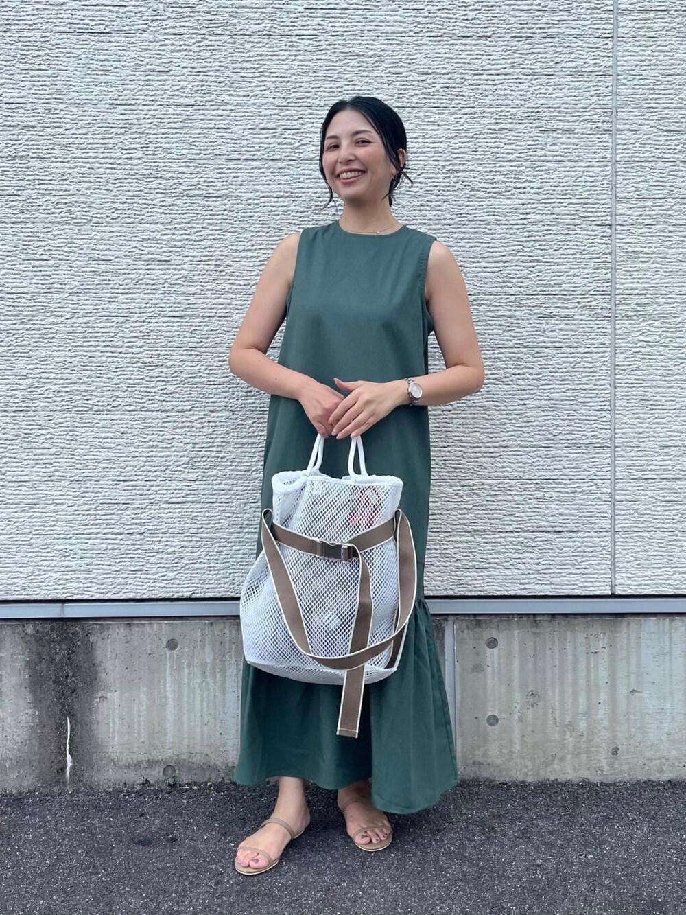 ホワイト系のトートバッグ、グリーン系のワンピースを着用したレディースの夏コーディネートの4枚目の写真