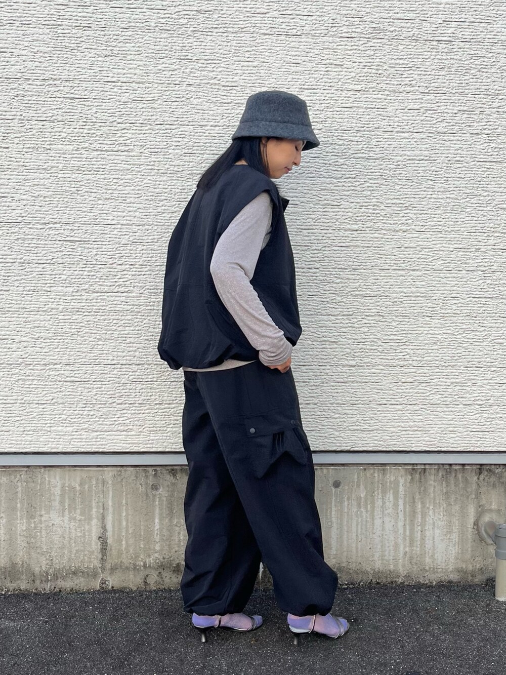 ブラック系のベスト、ベージュ系のTシャツ/カットソー、ブラック系のその他パンツを着用したレディースの秋コーディネートの2枚目の写真