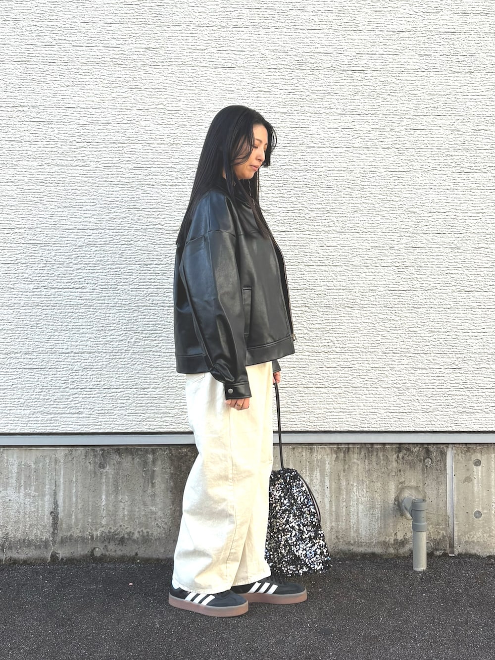 ブラック系のその他アウター、ホワイト系のその他パンツ、シルバー系のトートバッグを着用したレディースの冬コーディネートの2枚目の写真