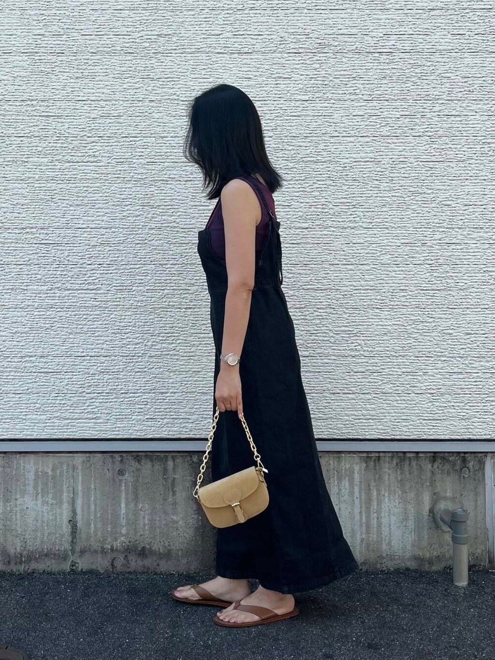 ベージュ系のショルダーバッグ、レッド系のタンクトップ、ブラック系のワンピースを着用したレディースの夏コーディネートの4枚目の写真