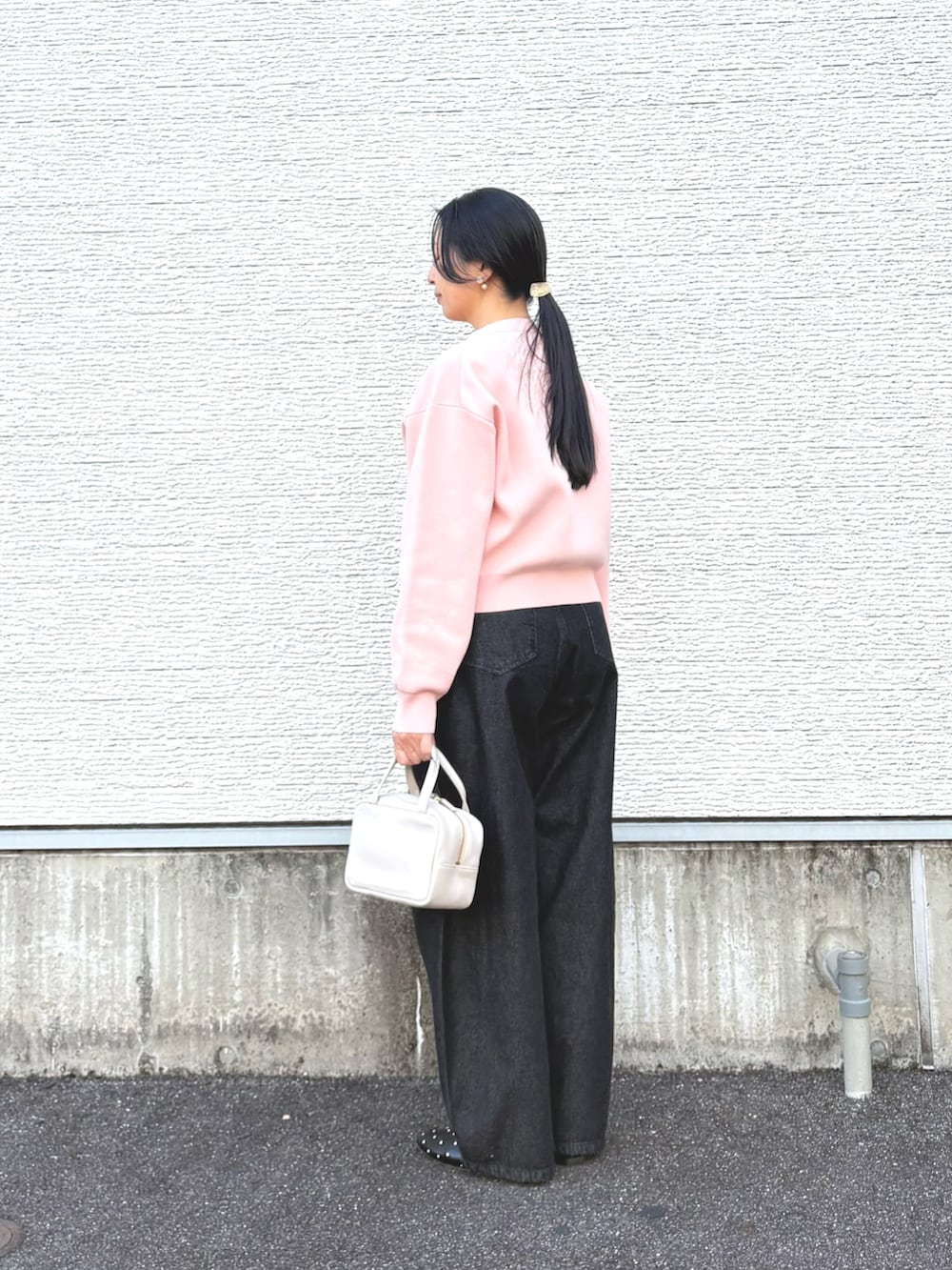 ピンク系のカーディガン/ボレロ、ブラック系のデニムパンツ、ホワイト系のタンクトップを着用したレディースの冬コーディネートの4枚目の写真