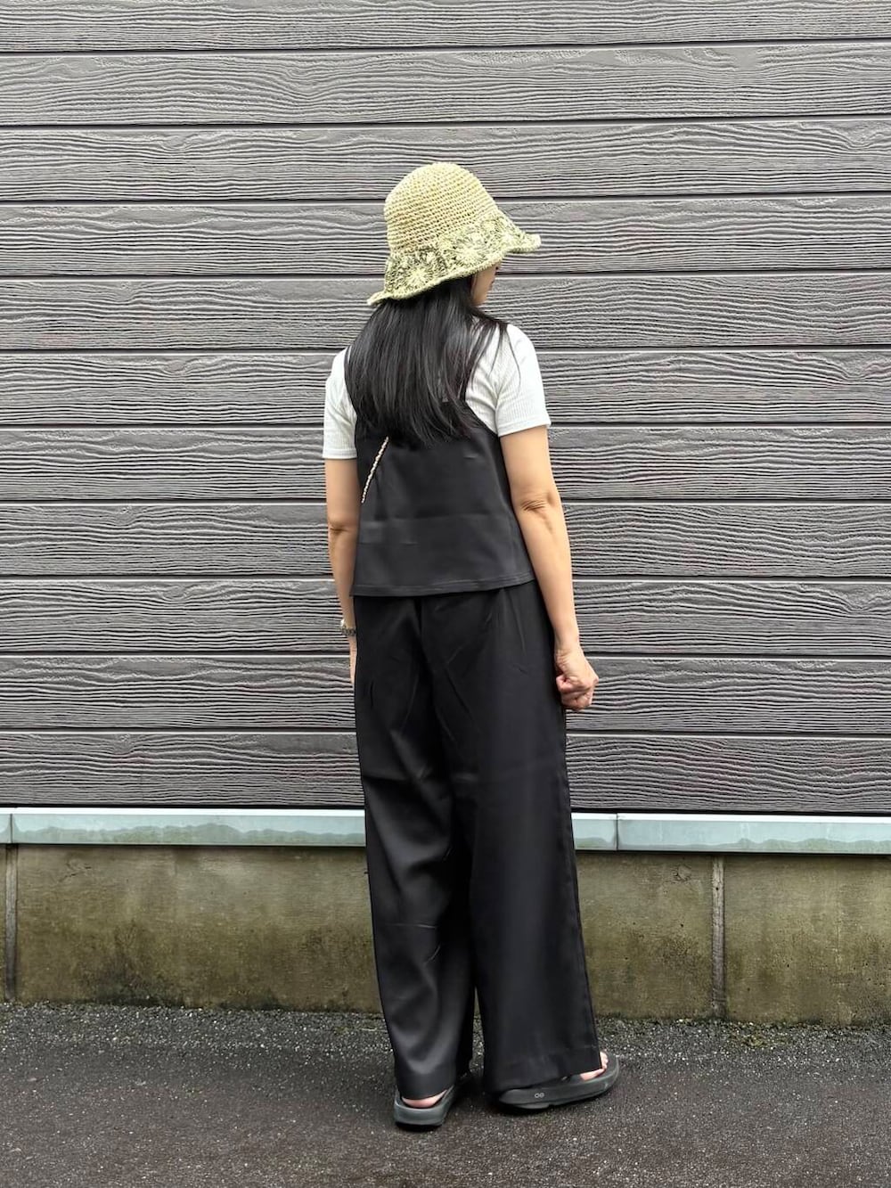 ホワイト系のショルダーバッグ、ホワイト系のワンピース、ホワイト系のハットを着用したレディースの夏コーディネートの4枚目の写真