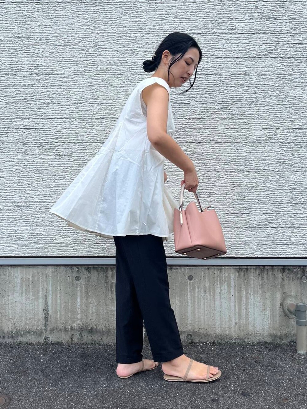 ピンク系のショルダーバッグ、ホワイト系のシャツ/ブラウス、ブラック系のその他パンツを着用したレディースの夏コーディネートの2枚目の写真