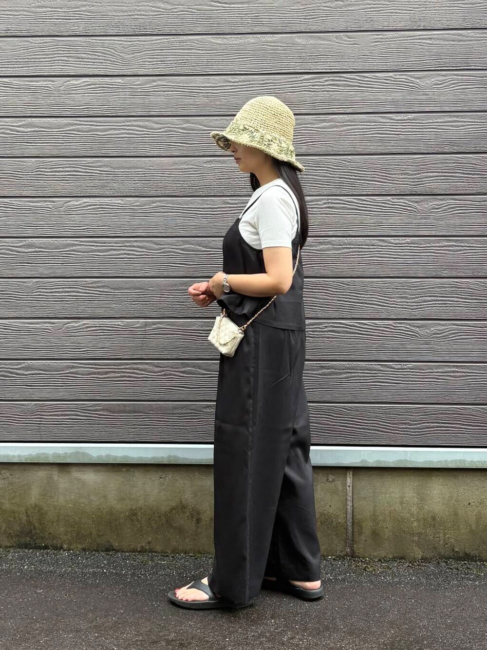 ホワイト系のショルダーバッグ、ホワイト系のワンピース、ホワイト系のハットを着用したレディースの夏コーディネートの3枚目の写真