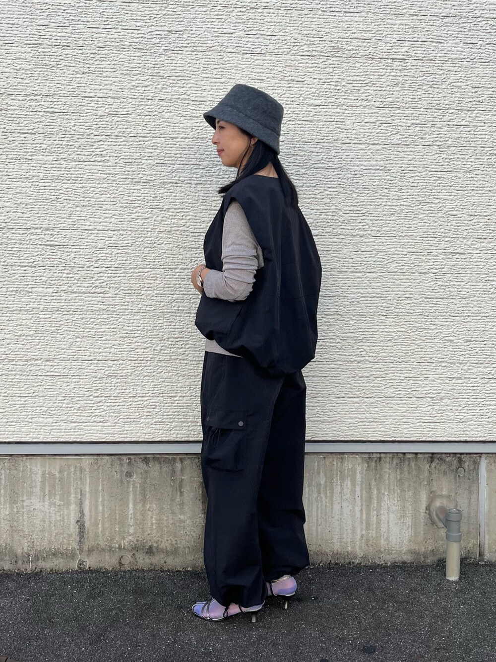 ブラック系のベスト、ベージュ系のTシャツ/カットソー、ブラック系のその他パンツを着用したレディースの秋コーディネートの3枚目の写真