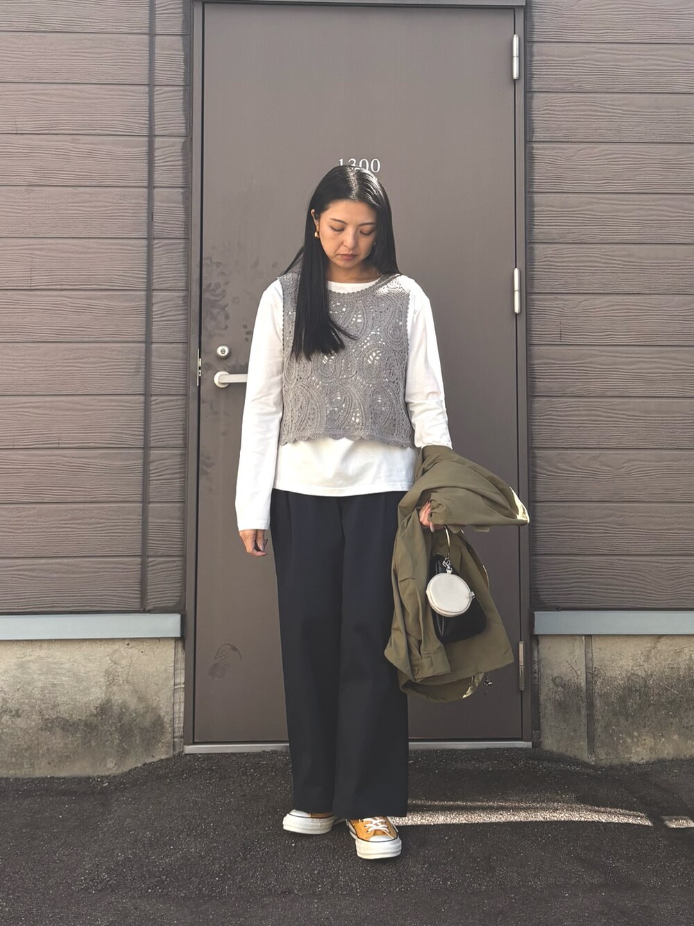 グレー系のTシャツ/カットソー、グリーン系のモッズコート、ブルー系のその他パンツを着用したレディースの春コーディネートの4枚目の写真