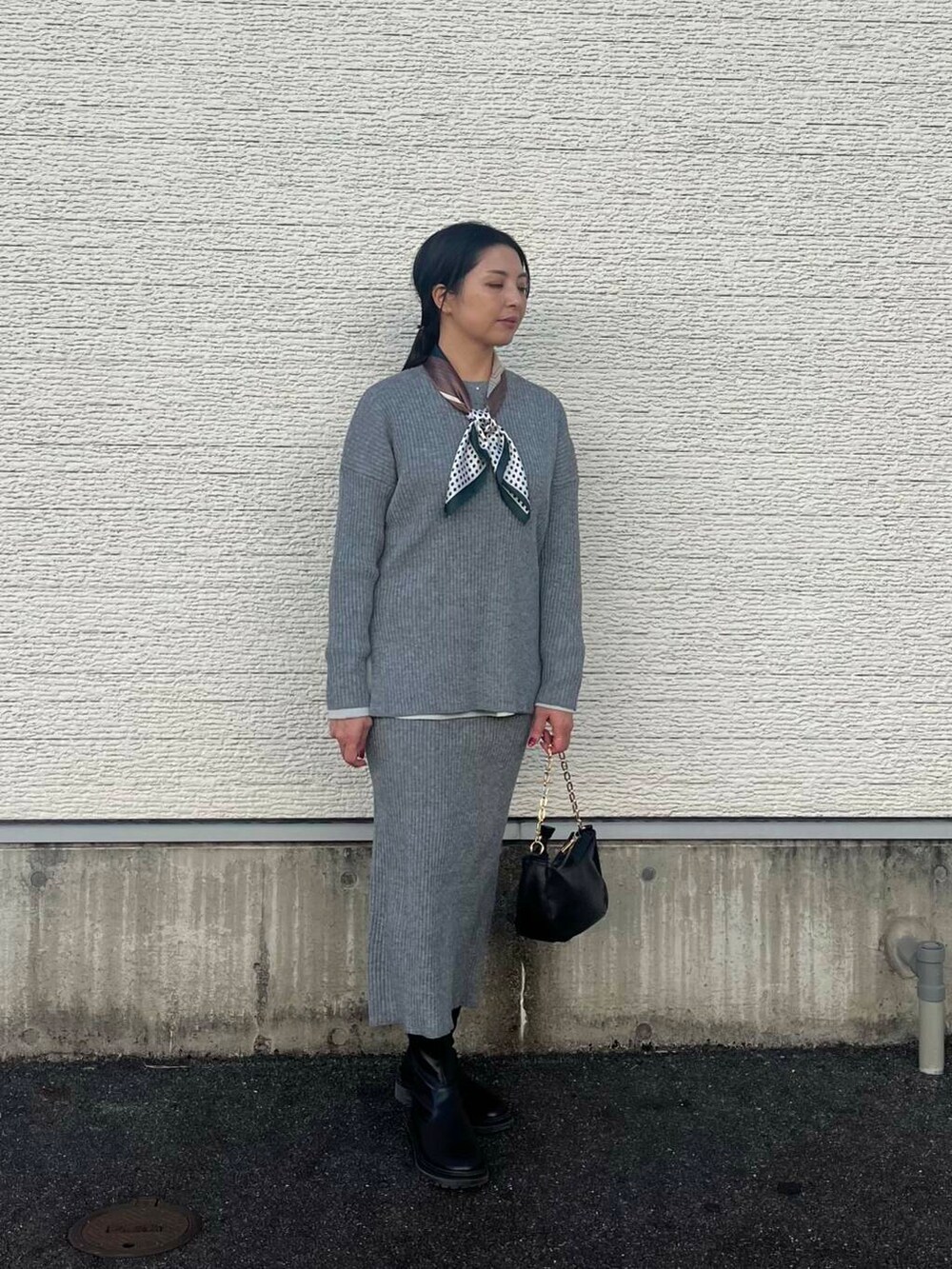 グレー系のワンピース、ブラック系のショルダーバッグ、グリーン系のシャツ/ブラウスを着用したレディースの冬コーディネートの3枚目の写真