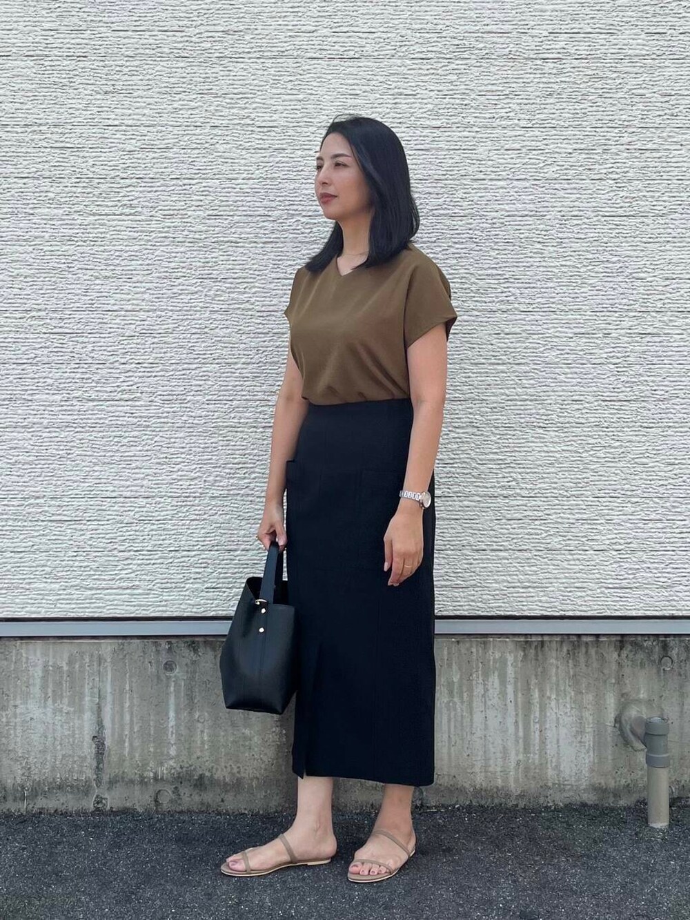 ブラウン系のTシャツ/カットソー、ブラック系のトートバッグ、ブラック系のスカートを着用したレディースの夏コーディネートの4枚目の写真