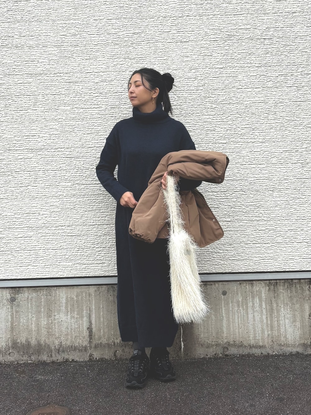 ブルー系のワンピース、イエロー系のダウンジャケット/コート、ホワイト系のトートバッグを着用したレディースの冬コーディネートの6枚目の写真